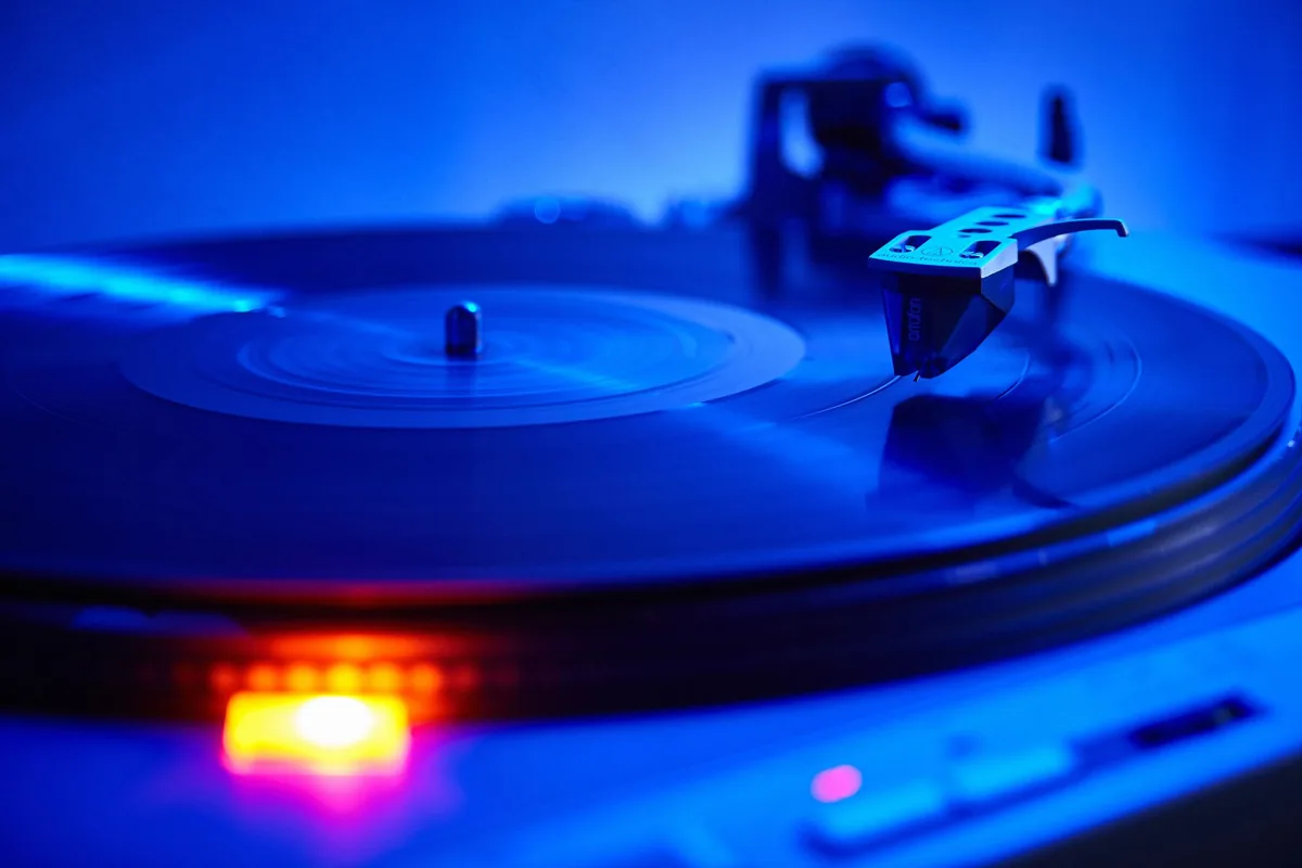 płyta winylowa na gramofonie w niebieskim świetle — Pro-Ject Primary E w zgłoszeniu — jak odpowiadamy i co radzimy