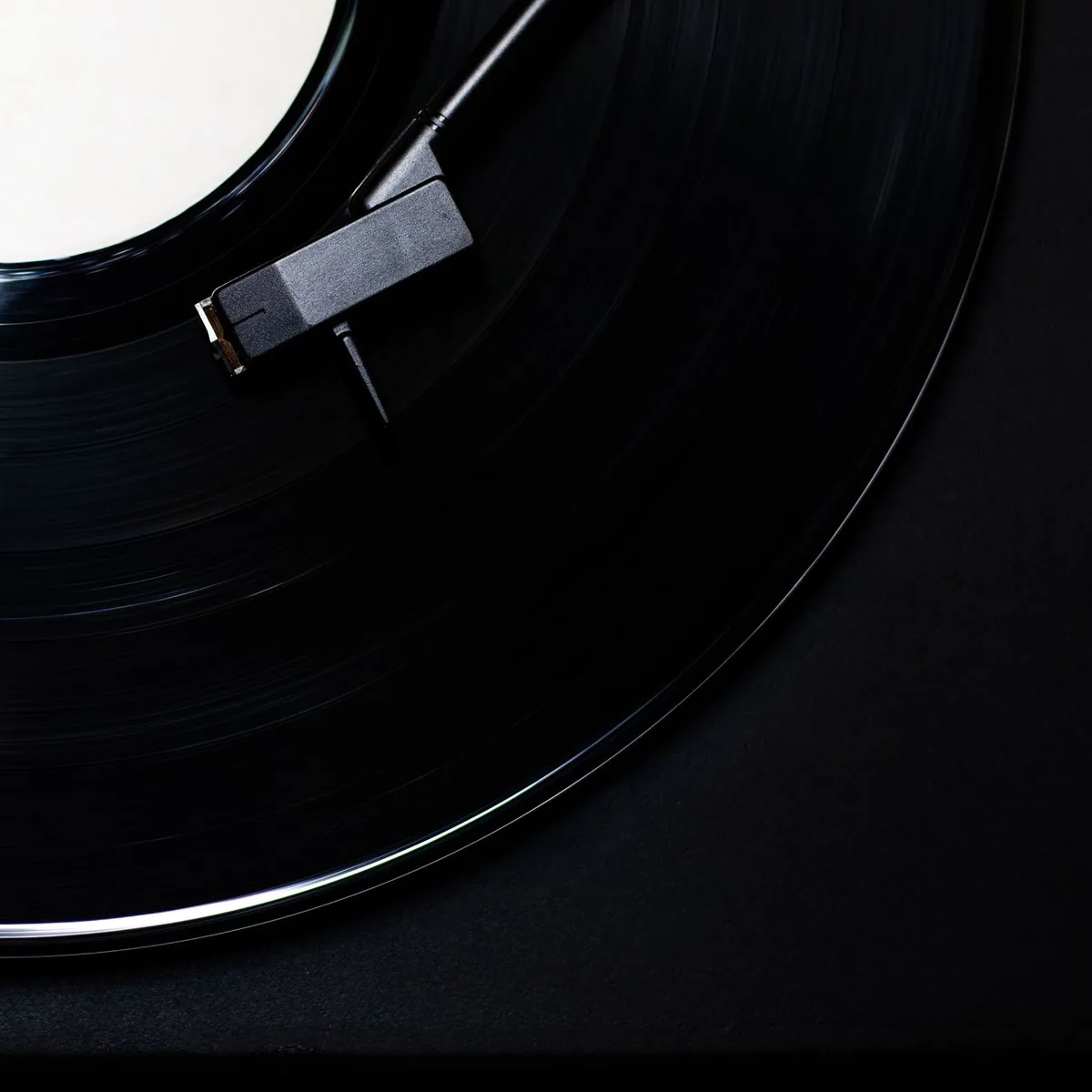 zbliżenie na czarną płytę winylową na gramofonie — Pro-Ject X1 a zakres naszego serwisu — czym zajmujemy się zamiast