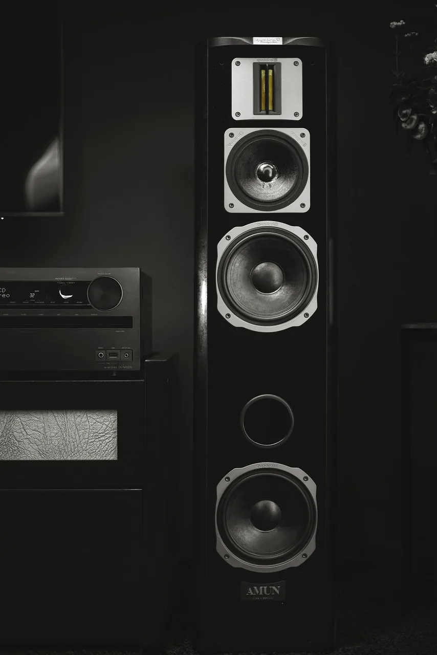 kolumna głośnikowa i gramofon w pokoju melomana — Q Acoustics 2020i a zakres naszego serwisu — czym zajmujemy się zamiast