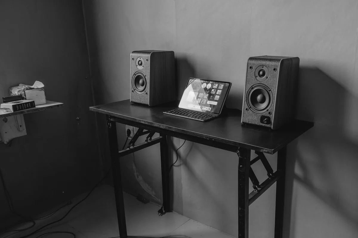 głośniki i tablet na biurku w domowym studiu — Q Acoustics 3030i w zgłoszeniu — jak odpowiadamy i co radzimy