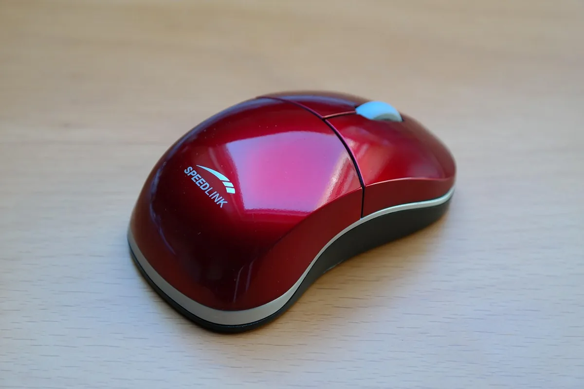 czerwona błyszcząca mysz komputerowa — Razer Basilisk V2 a zakres naszego serwisu — czym zajmujemy się zamiast