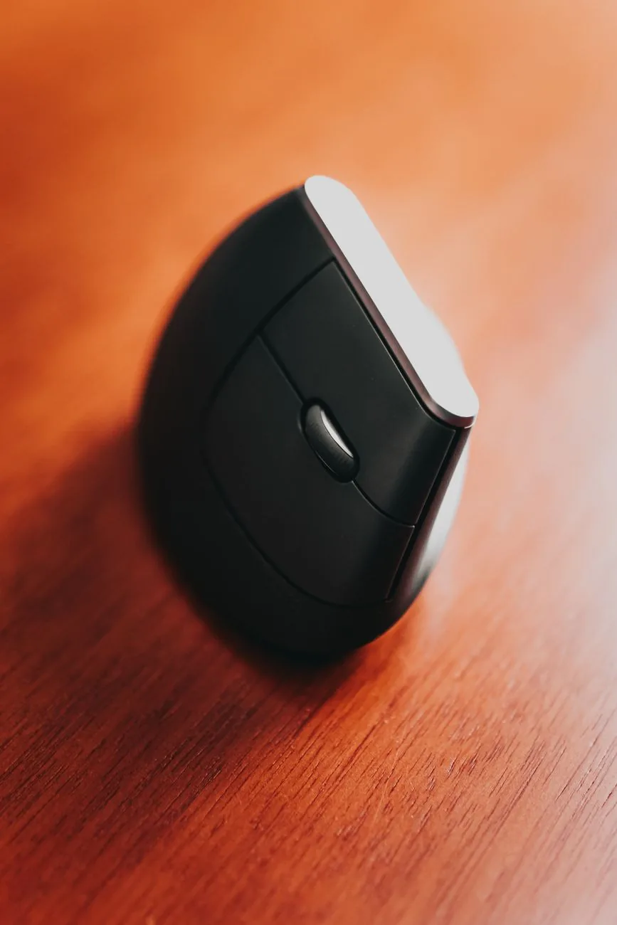 czarna mysz bezprzewodowa na drewnianym stole w świetle dziennym — Razer Basilisk V3 — czego przy tym sprzęcie nie zrobimy