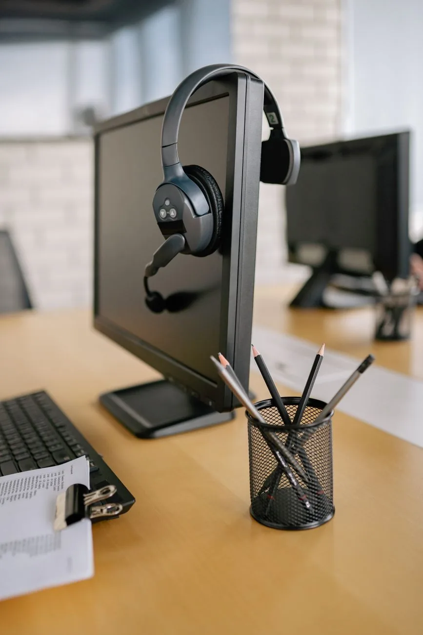 słuchawki i monitor na drewnianym biurku — Razer BlackShark V2 Pro — czego przy tym sprzęcie nie zrobimy