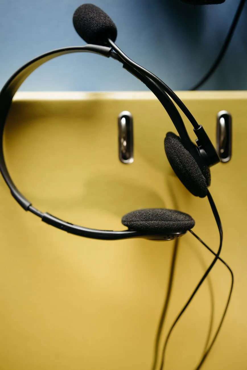 czarny zestaw słuchawkowy na żółto-niebieskim tle — Razer BlackShark V2 X a zakres naszego serwisu — czym zajmujemy się zamiast