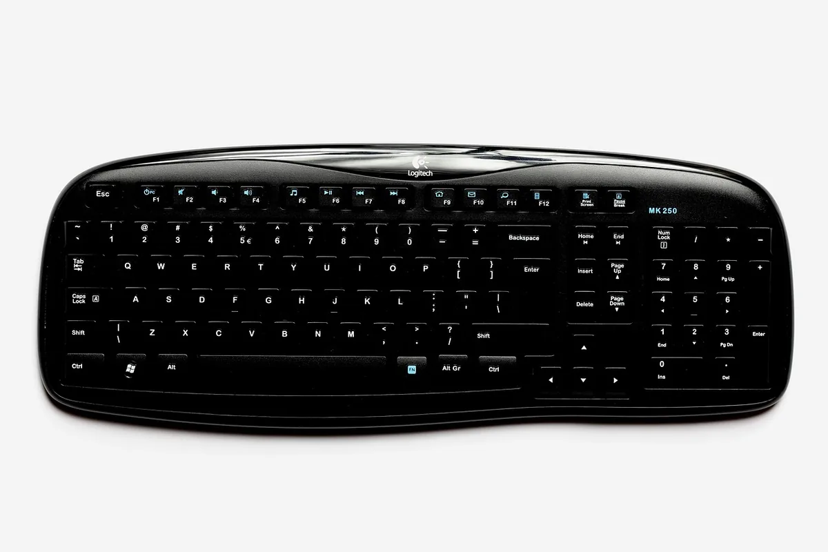 klawiatura komputerowa na jasnym tle — Razer BlackWidow Chroma V2 a zakres naszego serwisu — czym zajmujemy się zamiast