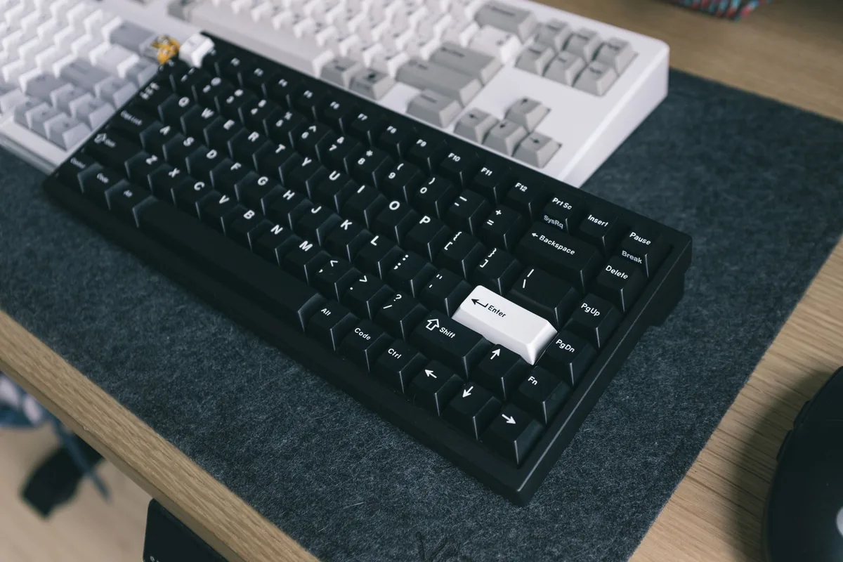 czarna i biała klawiatura mechaniczna na biurku — Razer BlackWidow V3 Mini w zgłoszeniu — jak odpowiadamy i co radzimy