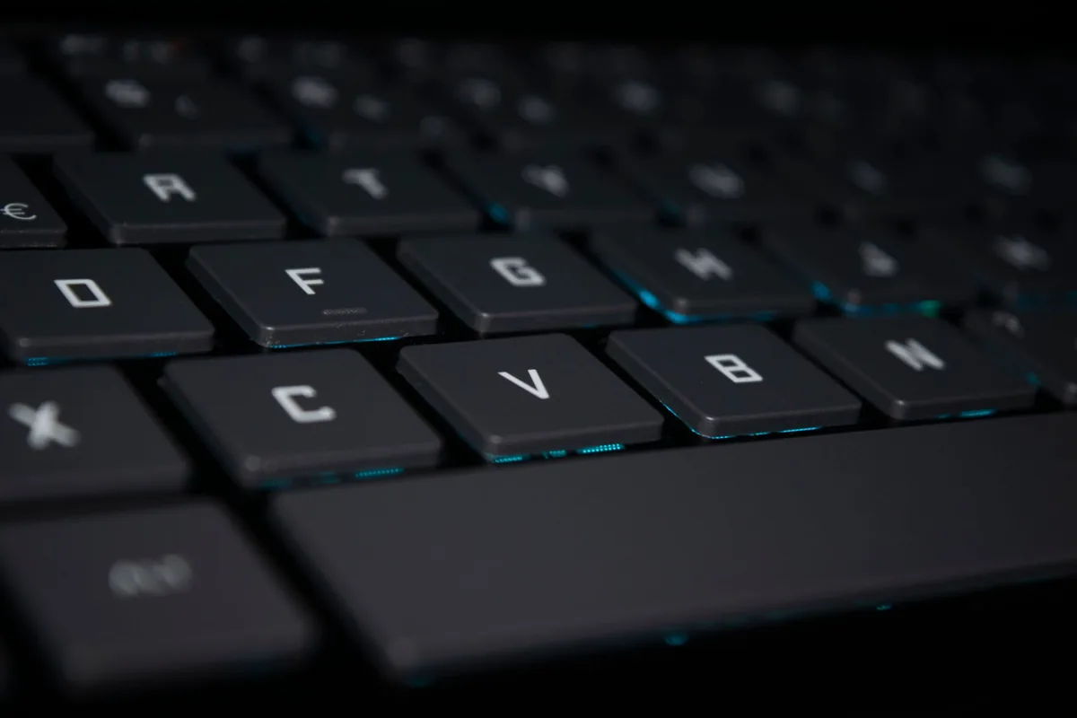 podświetlana klawiatura komputerowa w ciemnym pomieszczeniu — Razer BlackWidow V4 — czego przy tym sprzęcie nie zrobimy