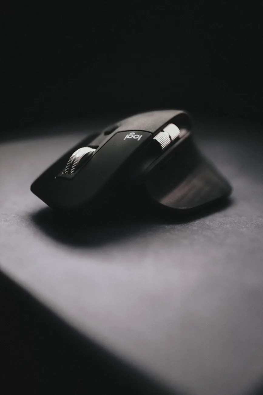 ergonomiczna mysz bezprzewodowa na ciemnym tle — Razer DeathAdder Essential poza naszym warsztatem — gdzie szukać pomocy