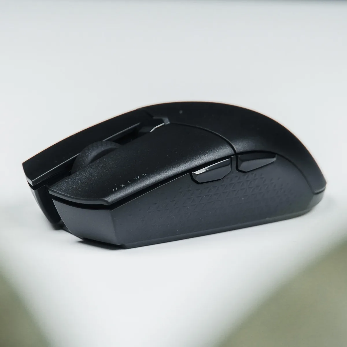 kolorowa mysz komputerowa z podświetleniem RGB obok laptopa — Razer DeathAdder V2 poza naszym warsztatem — gdzie szukać pomocy