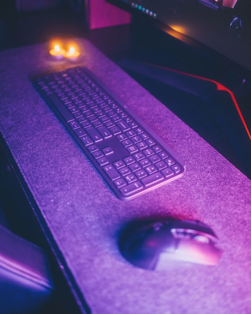 bezprzewodowa klawiatura i mysz na biurku w neonowym świetle — Razer DeathAdder V3 poza naszym warsztatem — gdzie szukać pomocy