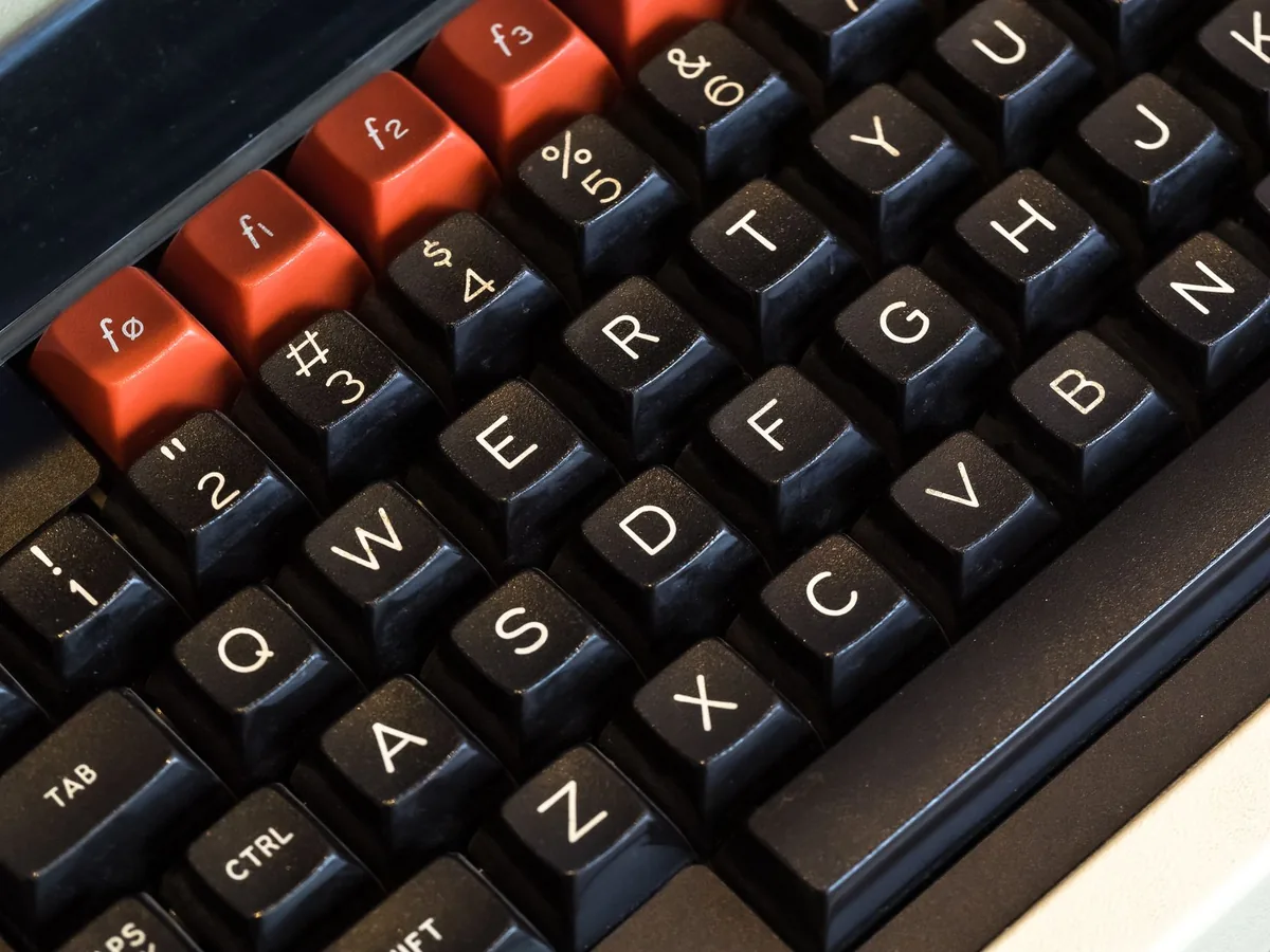 klawiatura komputerowa retro z kolorowymi klawiszami — Razer DeathStalker V2 — czego przy tym sprzęcie nie zrobimy