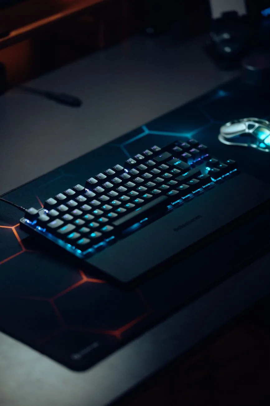 mechaniczna klawiatura z podświetleniem rgb na ciemnym biurku gracza — Razer Huntsman V3 Pro — czego przy tym sprzęcie nie zrobimy