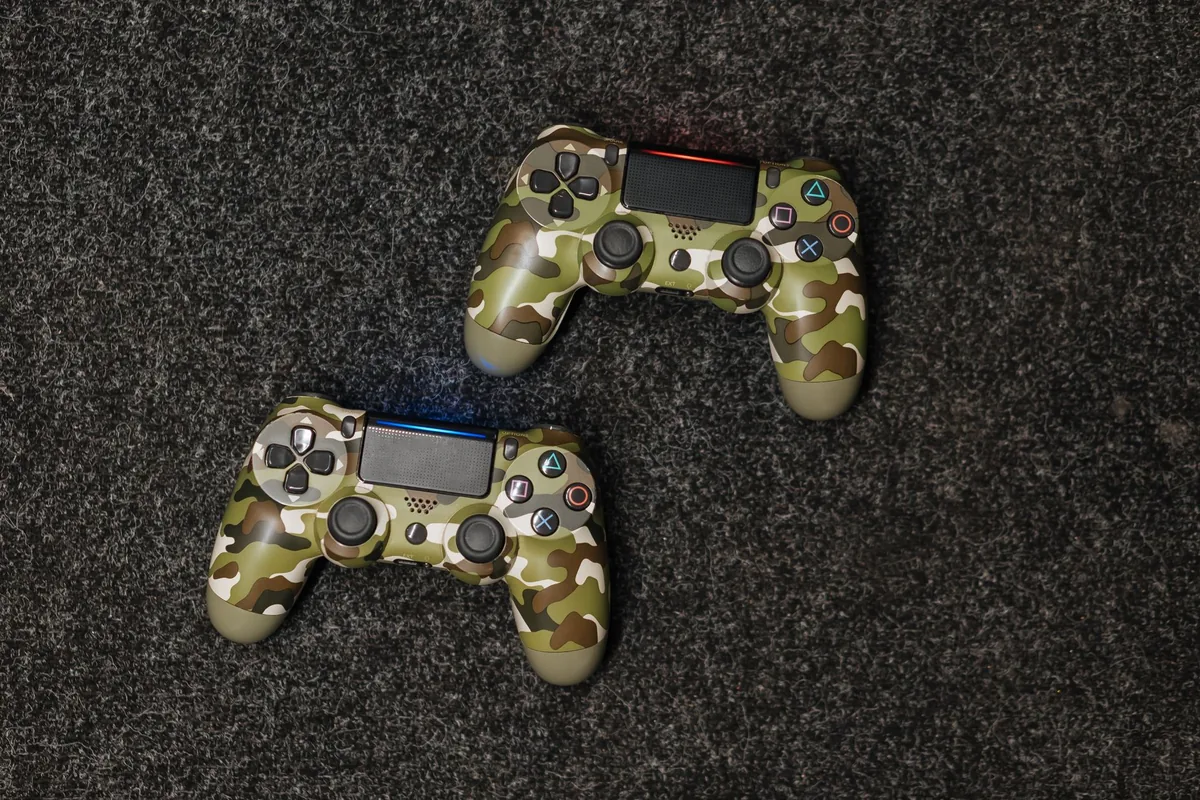 dwa kontrolery w kamuflażu na teksturowanej powierzchni — Razer Kishi V2 w zgłoszeniu — jak odpowiadamy i co radzimy