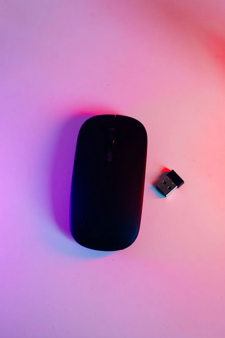 czarna mysz bezprzewodowa z adapterem USB na podświetlonym stole — Razer Naga V2 Pro w zgłoszeniu — jak odpowiadamy i co radzimy