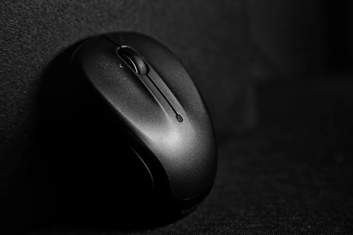 czarna bezprzewodowa mysz komputerowa na ciemnej powierzchni — Razer Orochi V2 poza naszym warsztatem — gdzie szukać pomocy