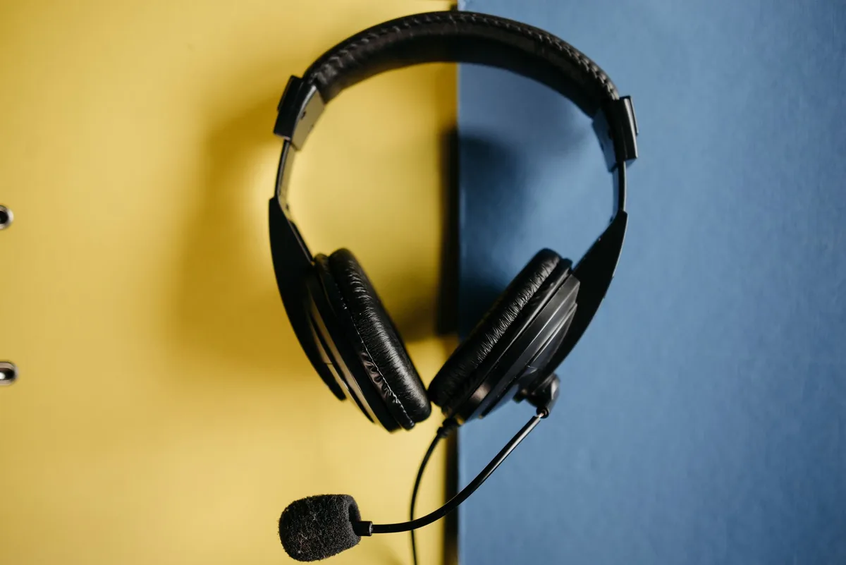 czarny zestaw słuchawkowy na żółto-niebieskim tle — Razer Seiren Mini w zgłoszeniu — jak odpowiadamy i co radzimy