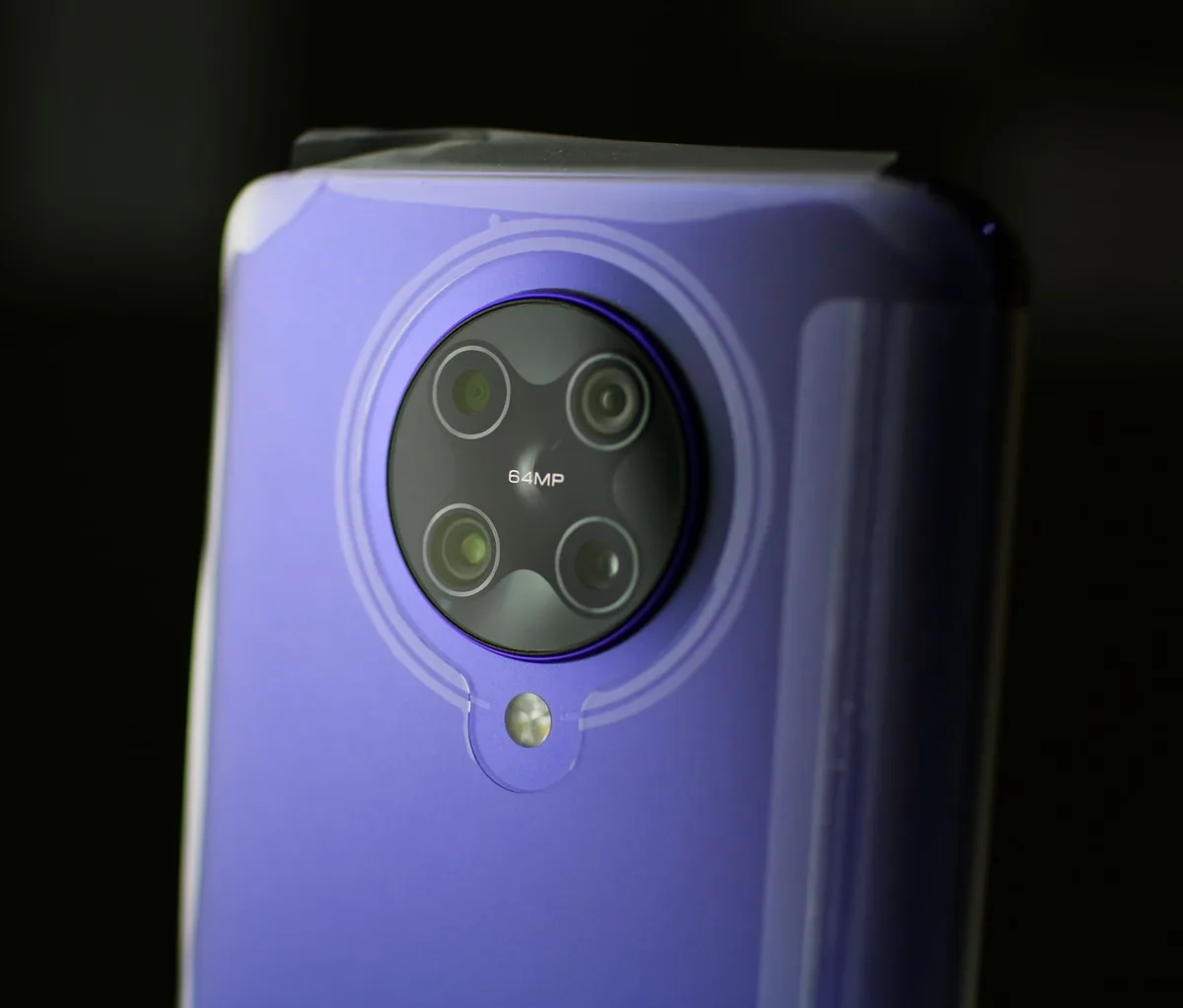 obiektyw aparatu fioletowego smartfona — realme 11 Pro — czego przy tym sprzęcie nie zrobimy