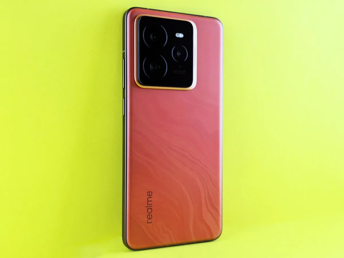 czerwony smartfon Realme na jaskrawożółtym tle — realme 8 a zakres naszego serwisu — czym zajmujemy się zamiast
