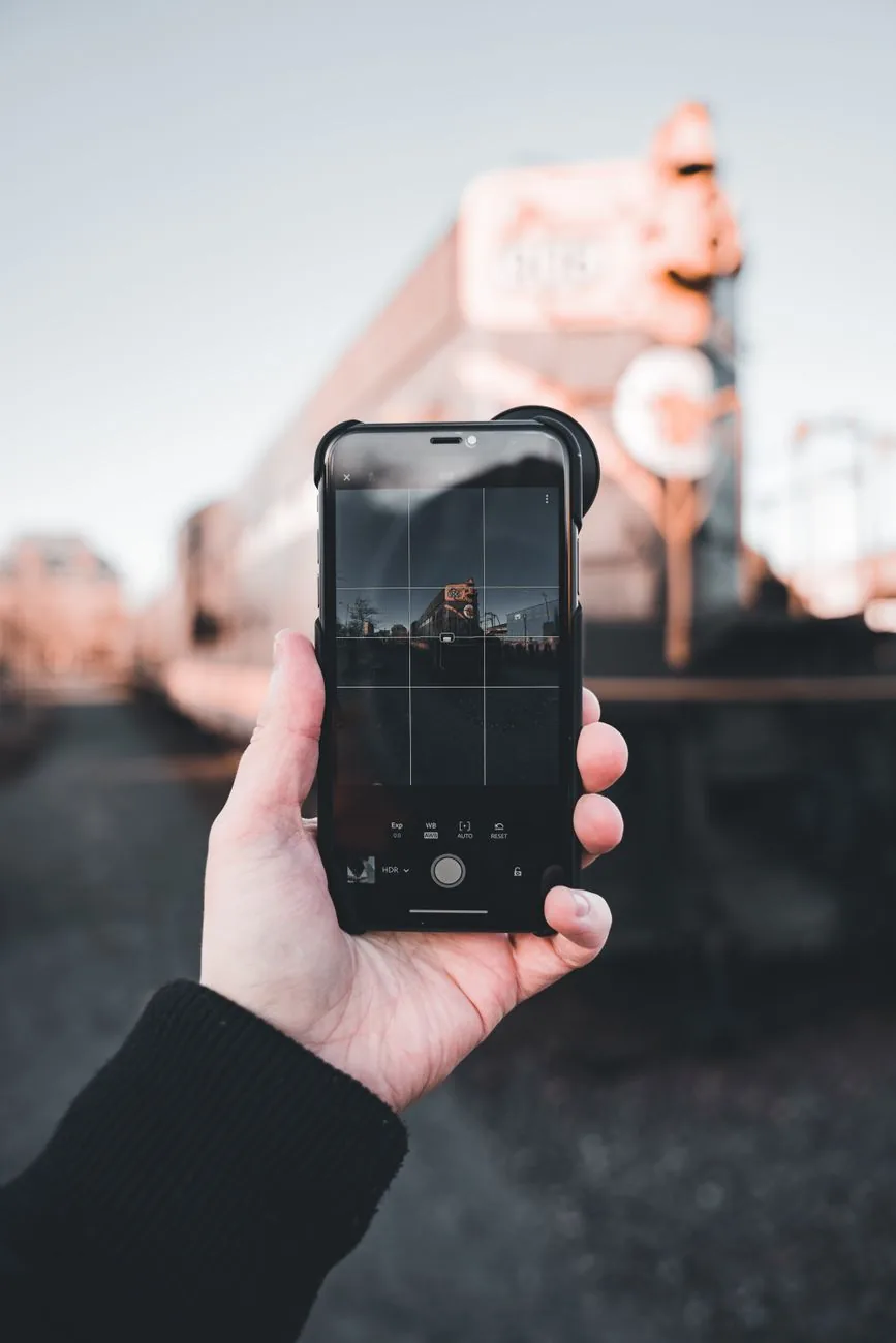 dłoń trzymająca smartfon na tle miejskiej scenerii — realme C11 a zakres naszego serwisu — czym zajmujemy się zamiast