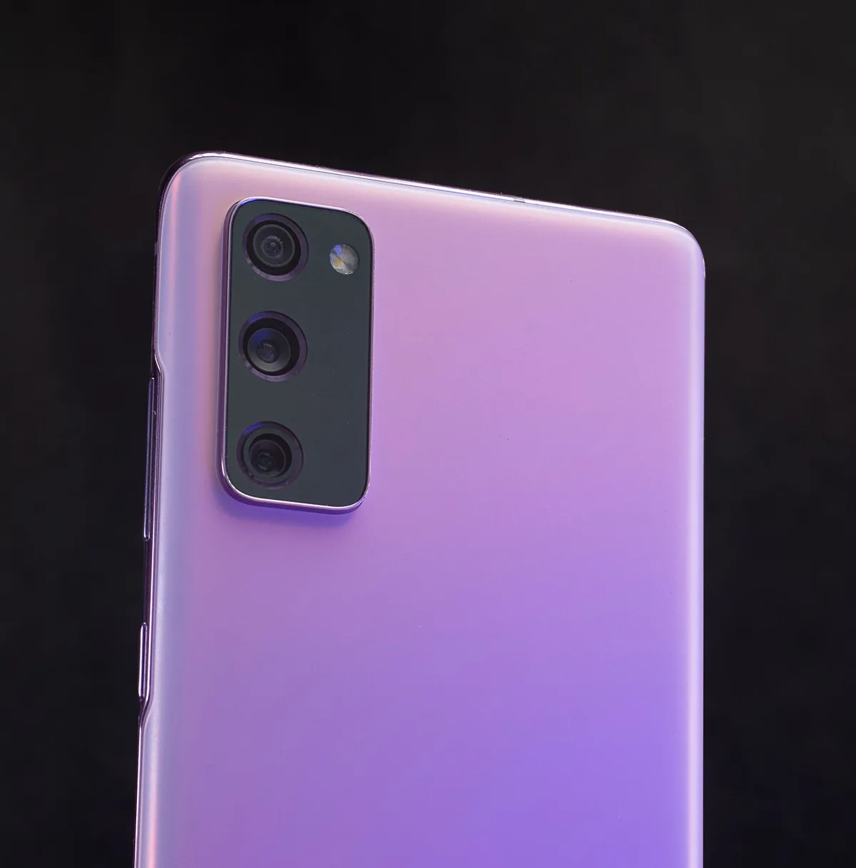 fioletowy smartfon na ciemnym tle — realme GT 5 a zakres naszego serwisu — czym zajmujemy się zamiast