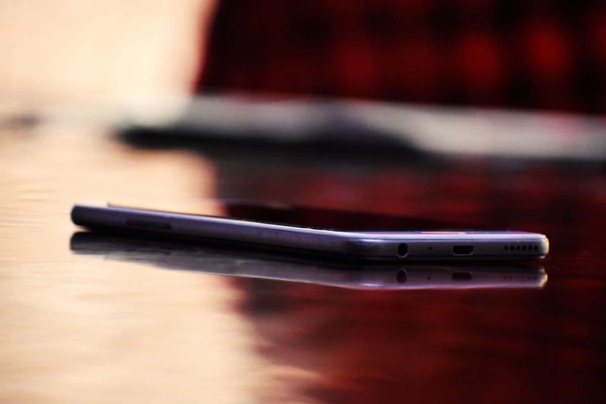 smartfon odbijający się w błyszczącym drewnianym stole — realme GT 6 — czego przy tym sprzęcie nie zrobimy