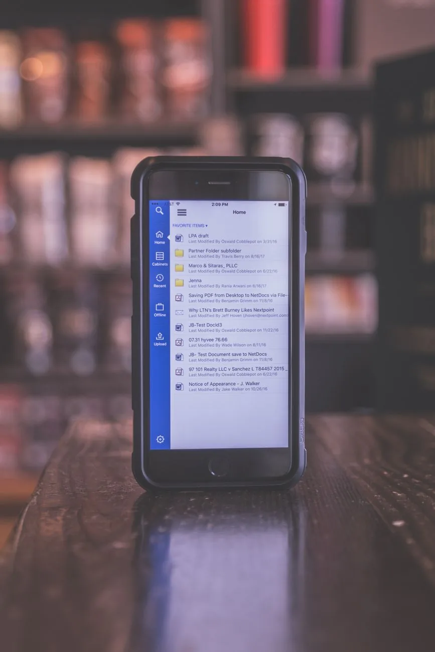 smartfon z włączonym komunikatorem na drewnianym stole — Redmi 9A w zgłoszeniu — jak odpowiadamy i co radzimy