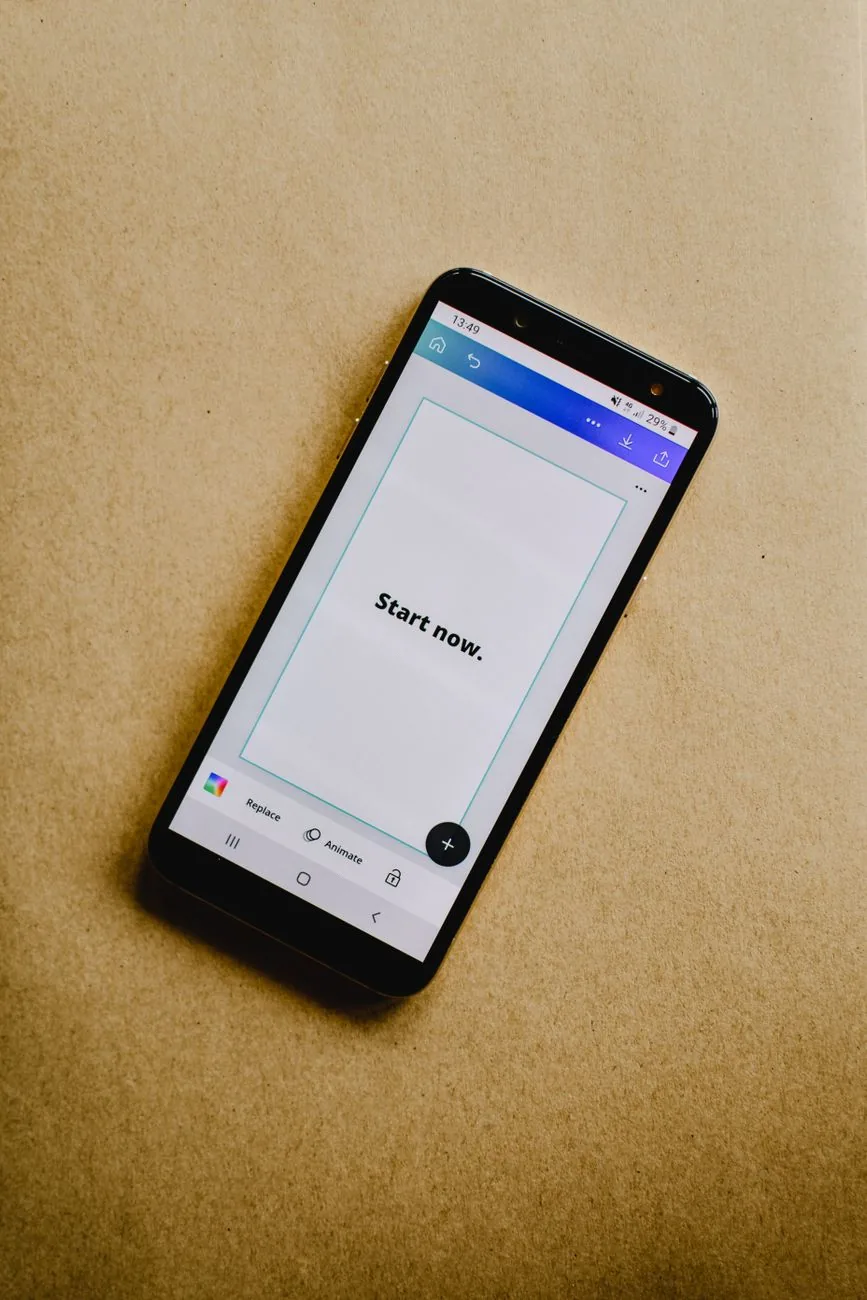 smartfon z napisem na ekranie leżący na brązowym papierze — Redmi Note 11 Pro+ 5G poza naszym warsztatem — gdzie szukać pomocy
