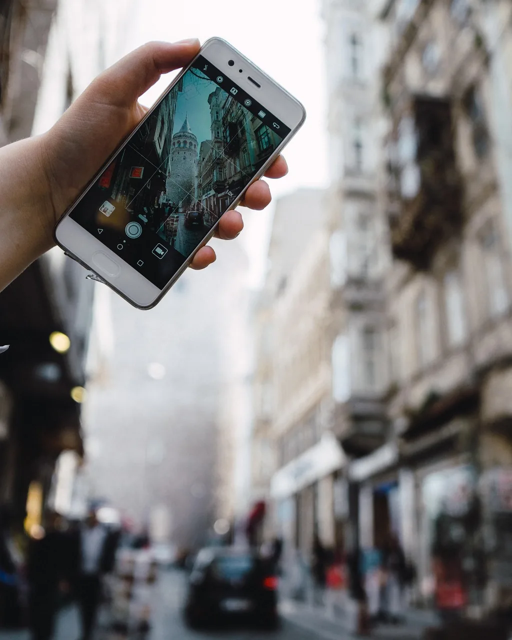 smartfon na tle wieży galata w stambule — Redmi Note 14 Pro a zakres naszego serwisu — czym zajmujemy się zamiast