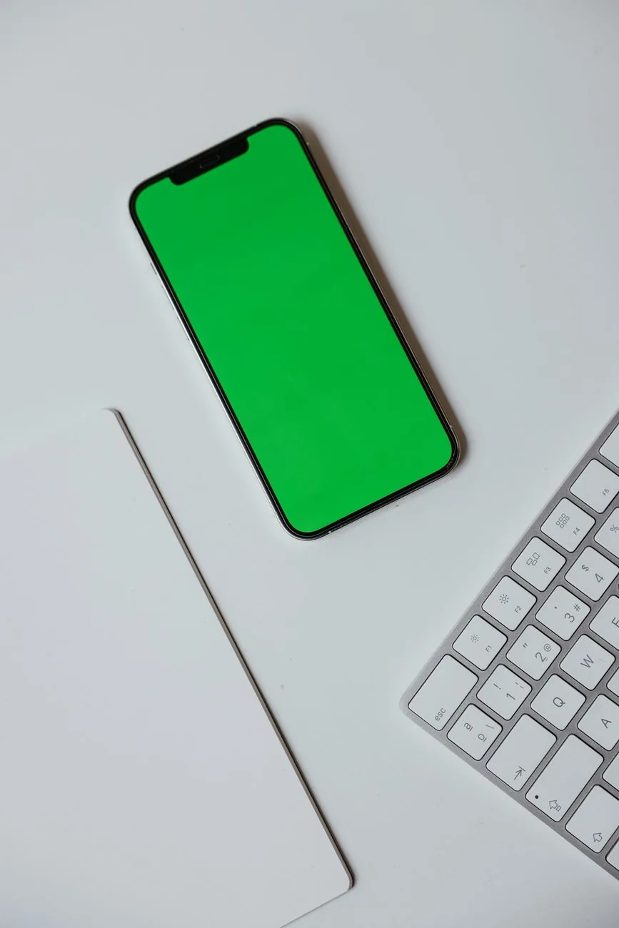 smartfon z zielonym ekranem obok klawiatury na białym biurku — Redmi Note 8 — czego przy tym sprzęcie nie zrobimy