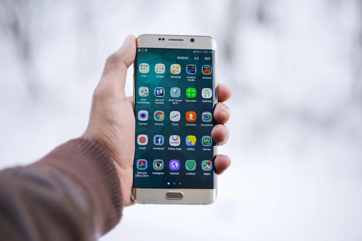 dłoń trzymająca smartfon samsung galaxy s6 edge — Redmi Note 8 Pro poza naszym warsztatem — gdzie szukać pomocy