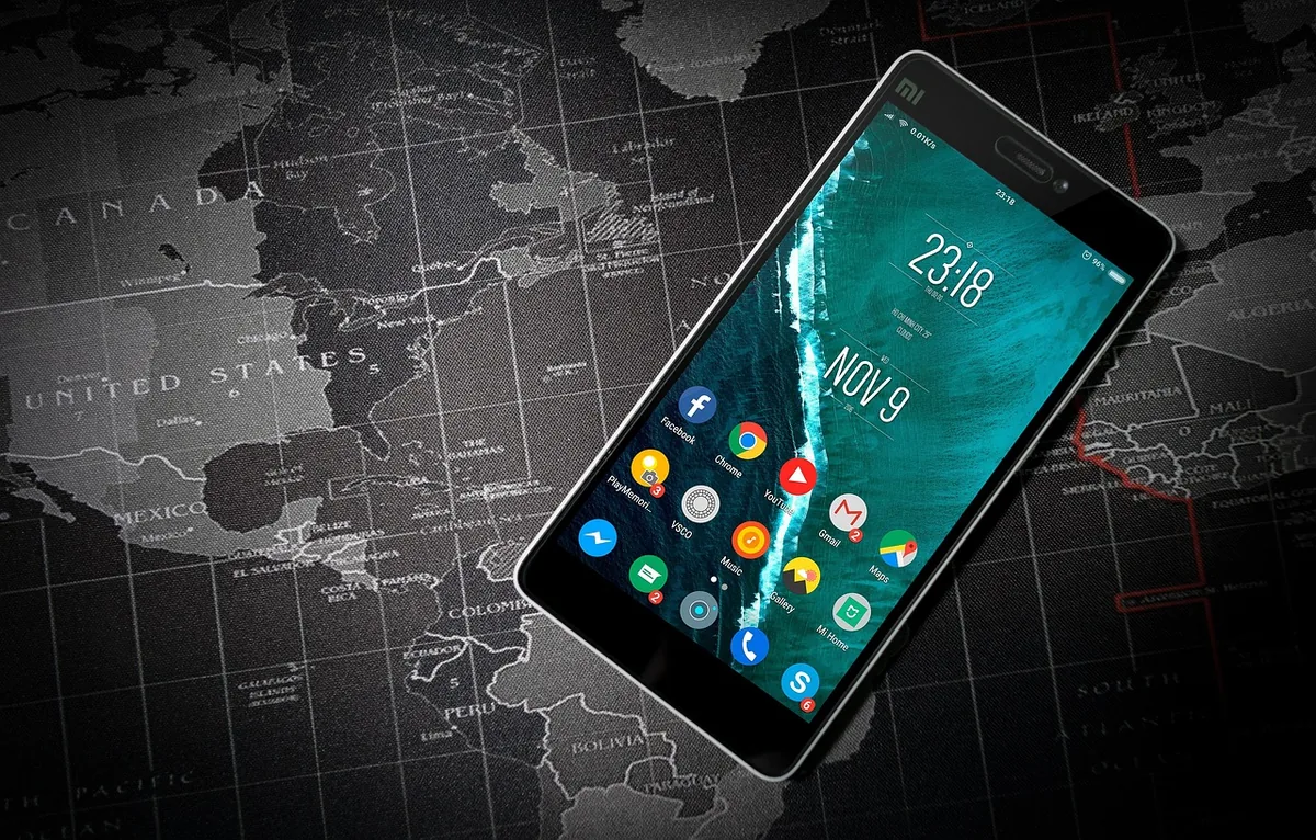smartfon z systemem android i mapą świata — Redmi Note 9 a zakres naszego serwisu — czym zajmujemy się zamiast