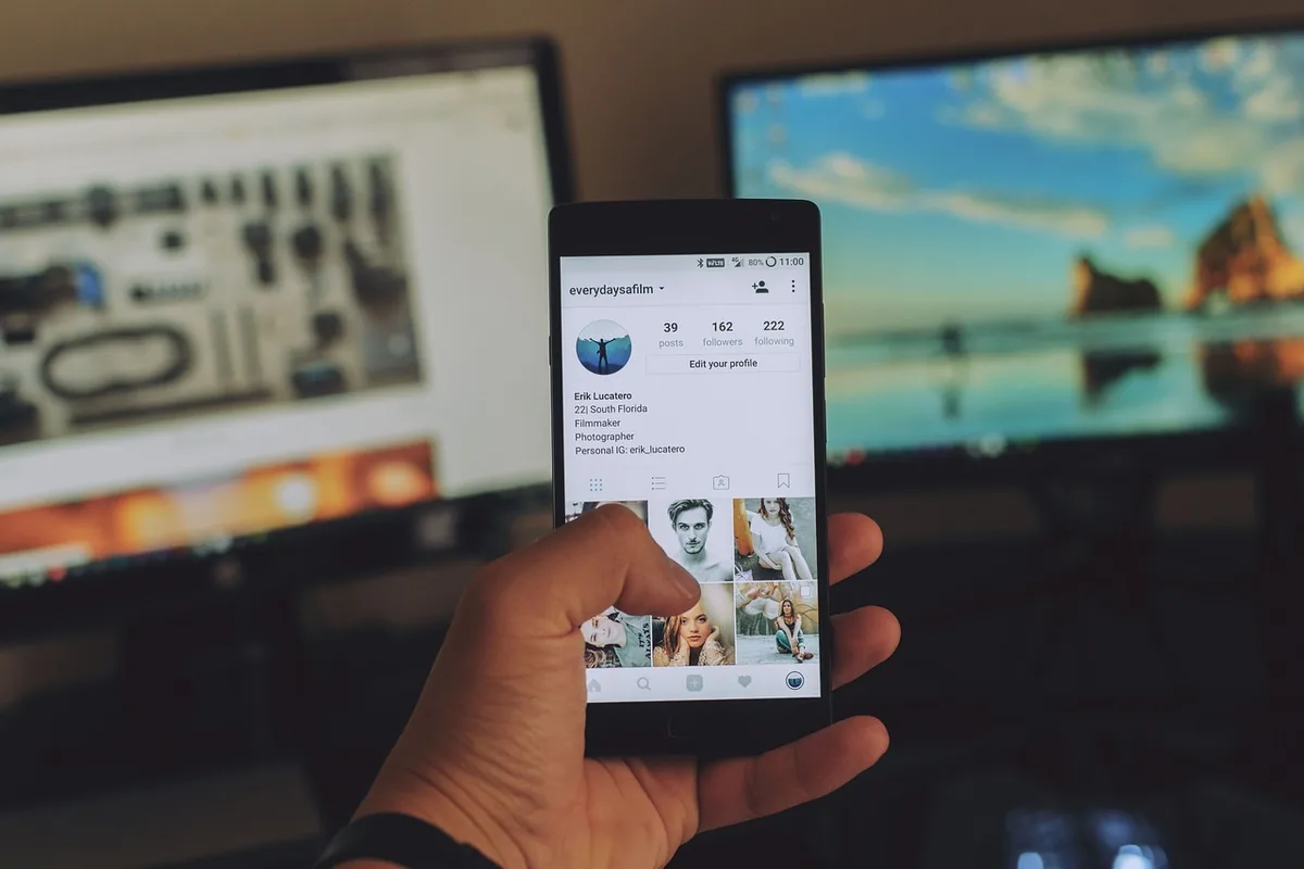 smartfon z aplikacjami społecznościowymi na ekranie — Redmi Note 9 Pro a zakres naszego serwisu — czym zajmujemy się zamiast