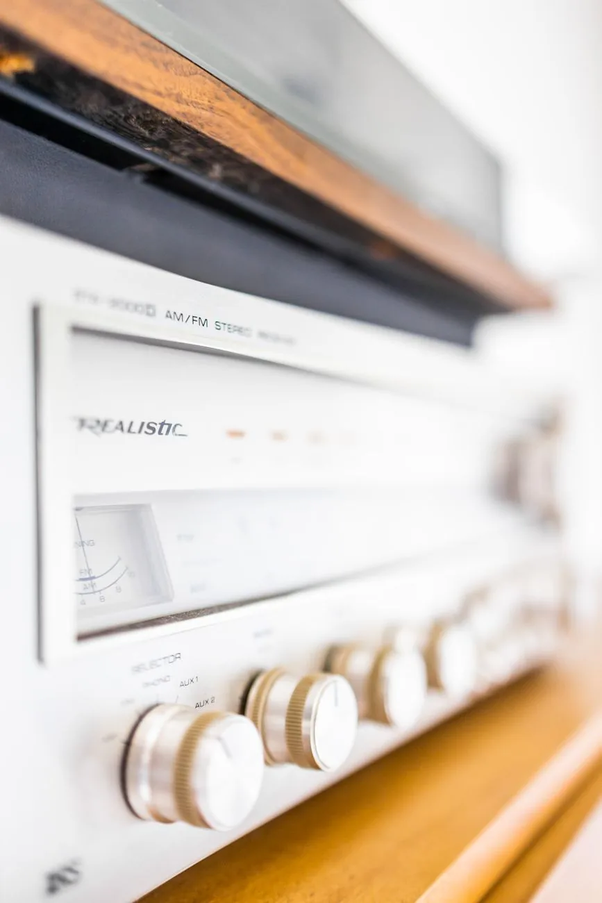 wzmacniacz mocy audio z pokrętłami i wskaźnikami głośności w pokoju — Rega io — czego przy tym sprzęcie nie zrobimy