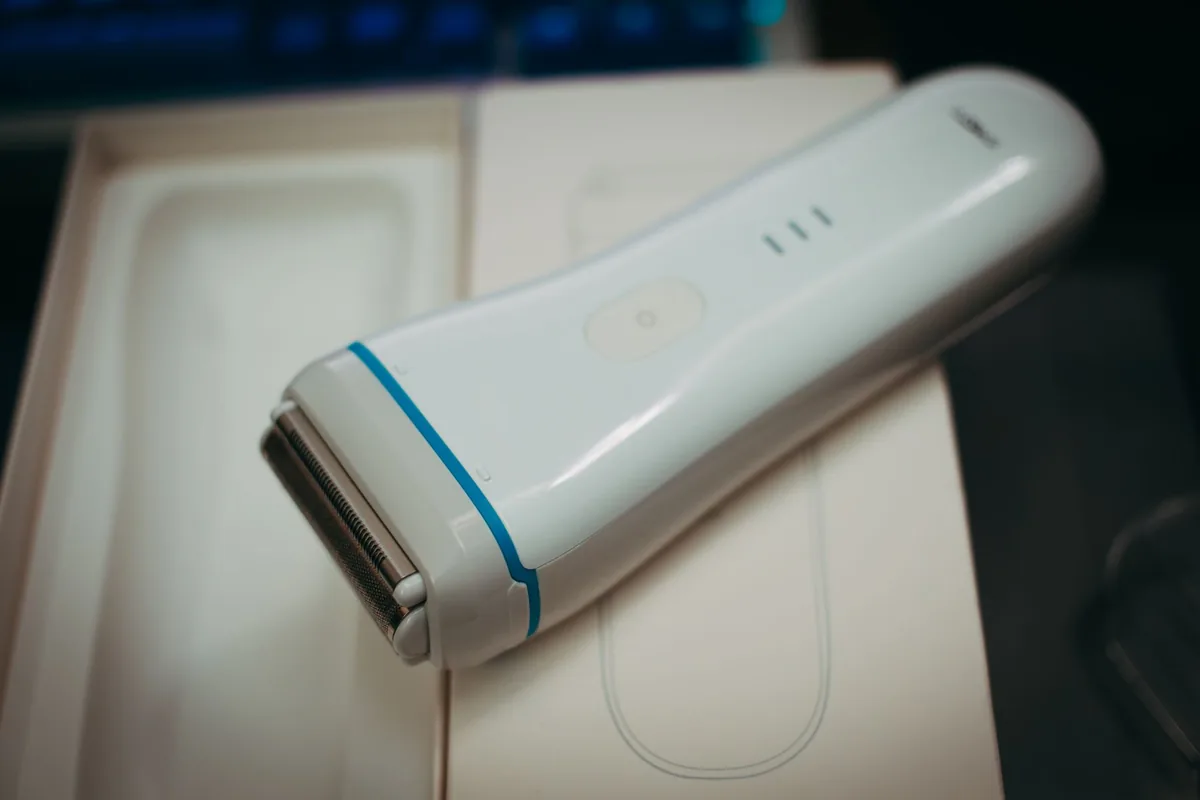 biała golarka elektryczna na opakowaniu — Remington Keratin Protect poza naszym warsztatem — gdzie szukać pomocy