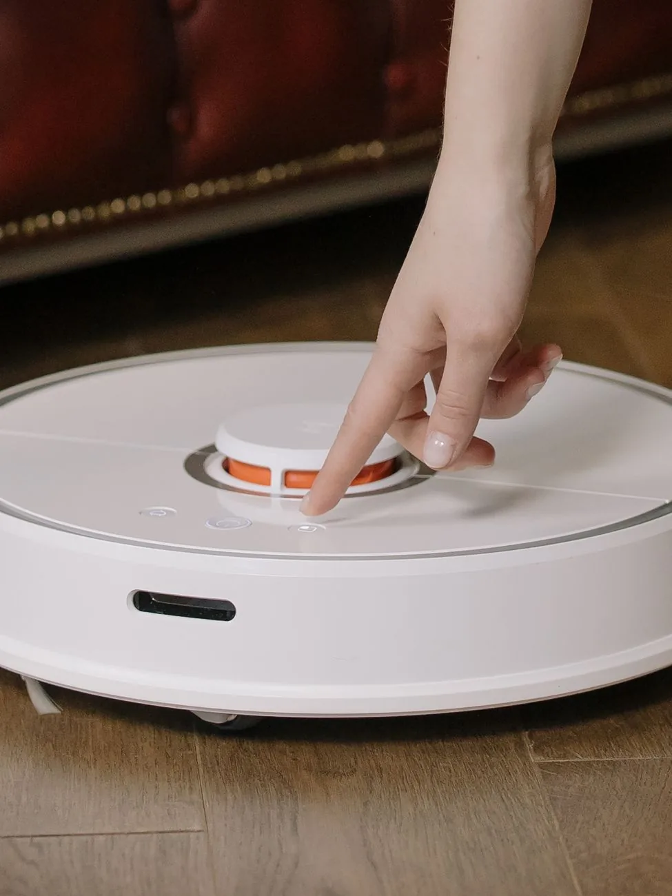 dłoń obsługująca inteligentnego robota sprzątającego w pokoju — Roborock S8 Pro Ultra poza naszym warsztatem — gdzie szukać pomocy