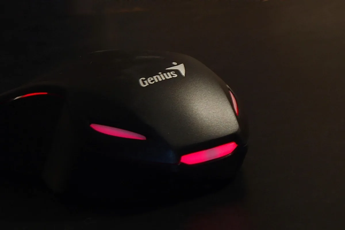 podświetlana mysz komputerowa do gier przy komputerze — Roccat Kone AIMO poza naszym warsztatem — gdzie szukać pomocy