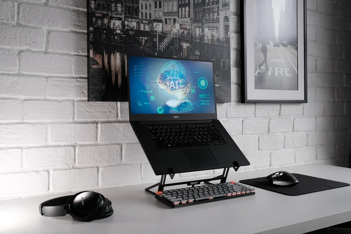 mysz komputerowa i klawiatura na biurku obok laptopa — Roccat Kone Pure w zgłoszeniu — jak odpowiadamy i co radzimy