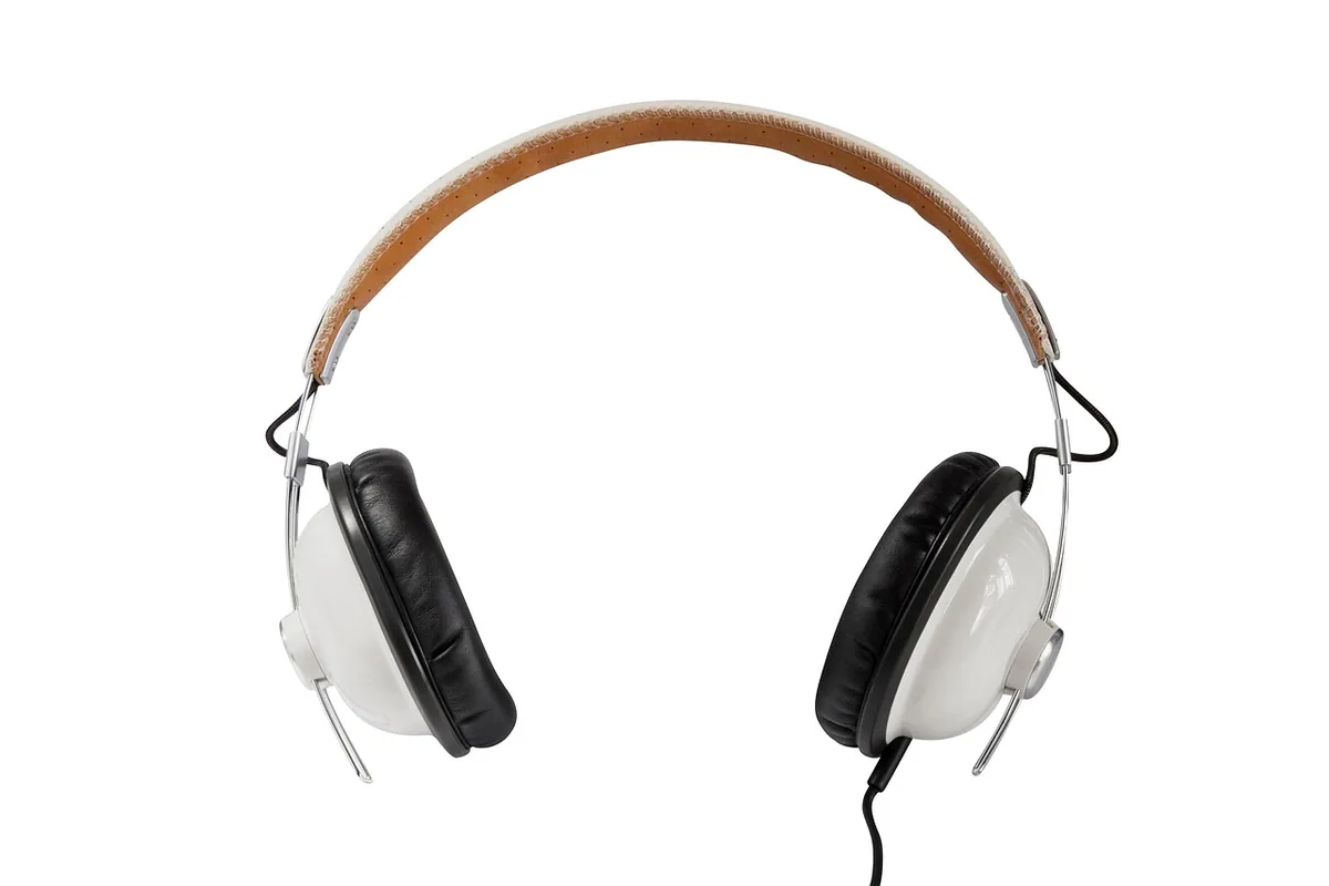 zestaw słuchawkowy audio na jasnym tle — Rode PodMic USB poza naszym warsztatem — gdzie szukać pomocy