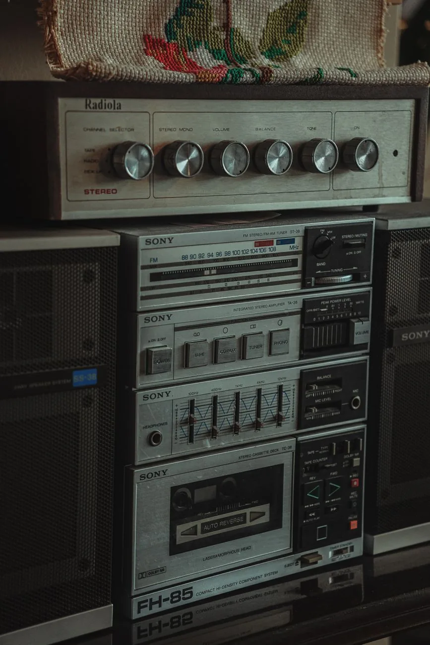 klasyczny system audio w stylu retro ze wzmacniaczem — Rotel A12MKII a zakres naszego serwisu — czym zajmujemy się zamiast