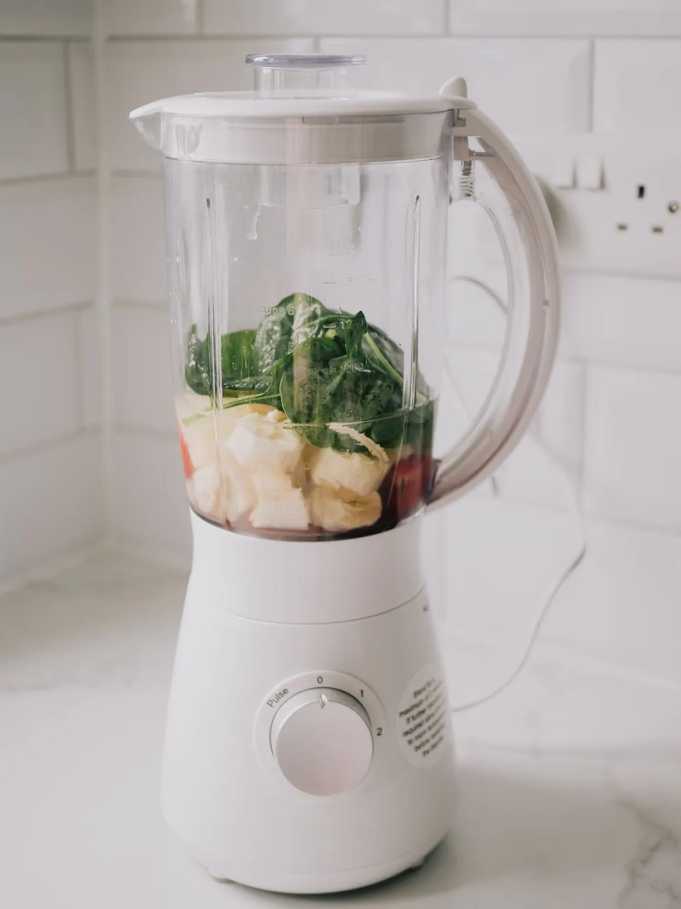 kielich blendera wypełniony bananami i szpinakiem — Russell Hobbs Desire w zgłoszeniu — jak odpowiadamy i co radzimy