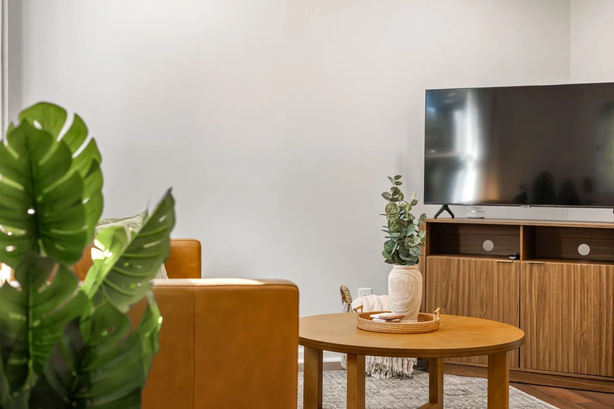 telewizor na drewnianej szafce w stylowym salonie — Samsung Crystal UHD CU8000 w zgłoszeniu — jak odpowiadamy i co radzimy