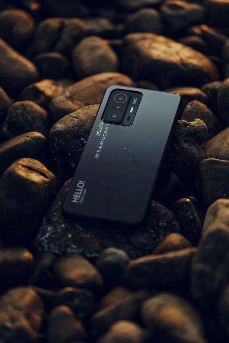smartfon leżący na gładkich kamieniach na plaży — Samsung Galaxy A01 w zgłoszeniu — jak odpowiadamy i co radzimy