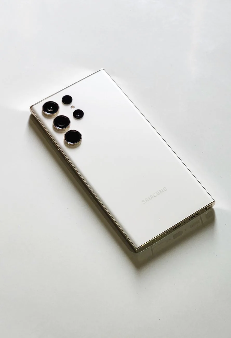 elegancki biały smartfon leżący na gładkiej białej powierzchni — Samsung Galaxy A03s w zgłoszeniu — jak odpowiadamy i co radzimy