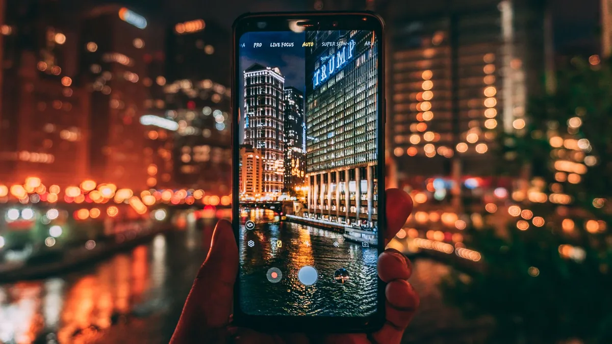 smartfon rejestrujący nocną panoramę podświetlonego miasta — Samsung Galaxy A04 — czego przy tym sprzęcie nie zrobimy