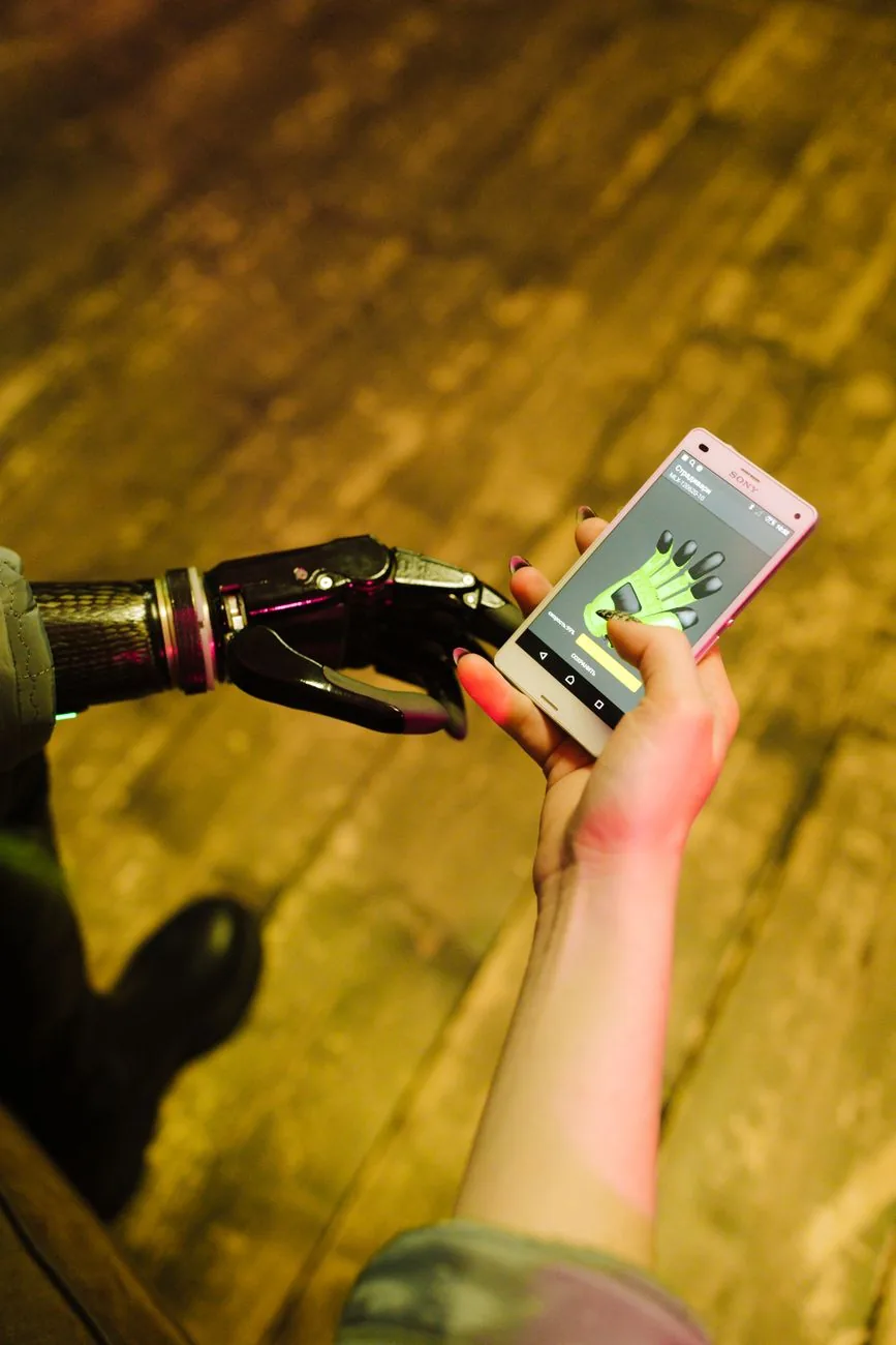 robotyczna dłoń sterowana za pomocą aplikacji na smartfonie — Samsung Galaxy A04s poza naszym warsztatem — gdzie szukać pomocy
