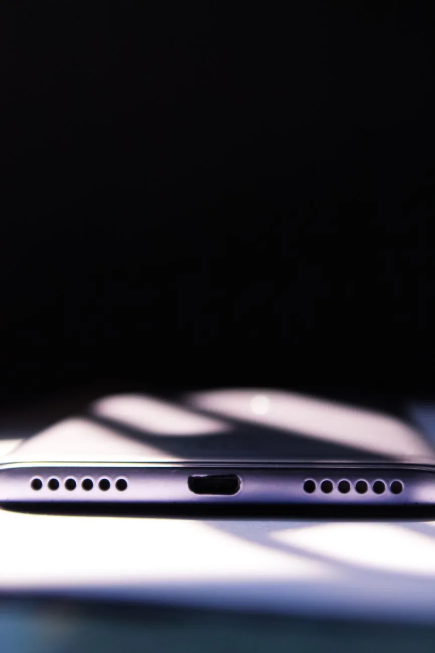 port ładowania smartfona w mocnym oświetleniu — Samsung Galaxy A05 poza naszym warsztatem — gdzie szukać pomocy