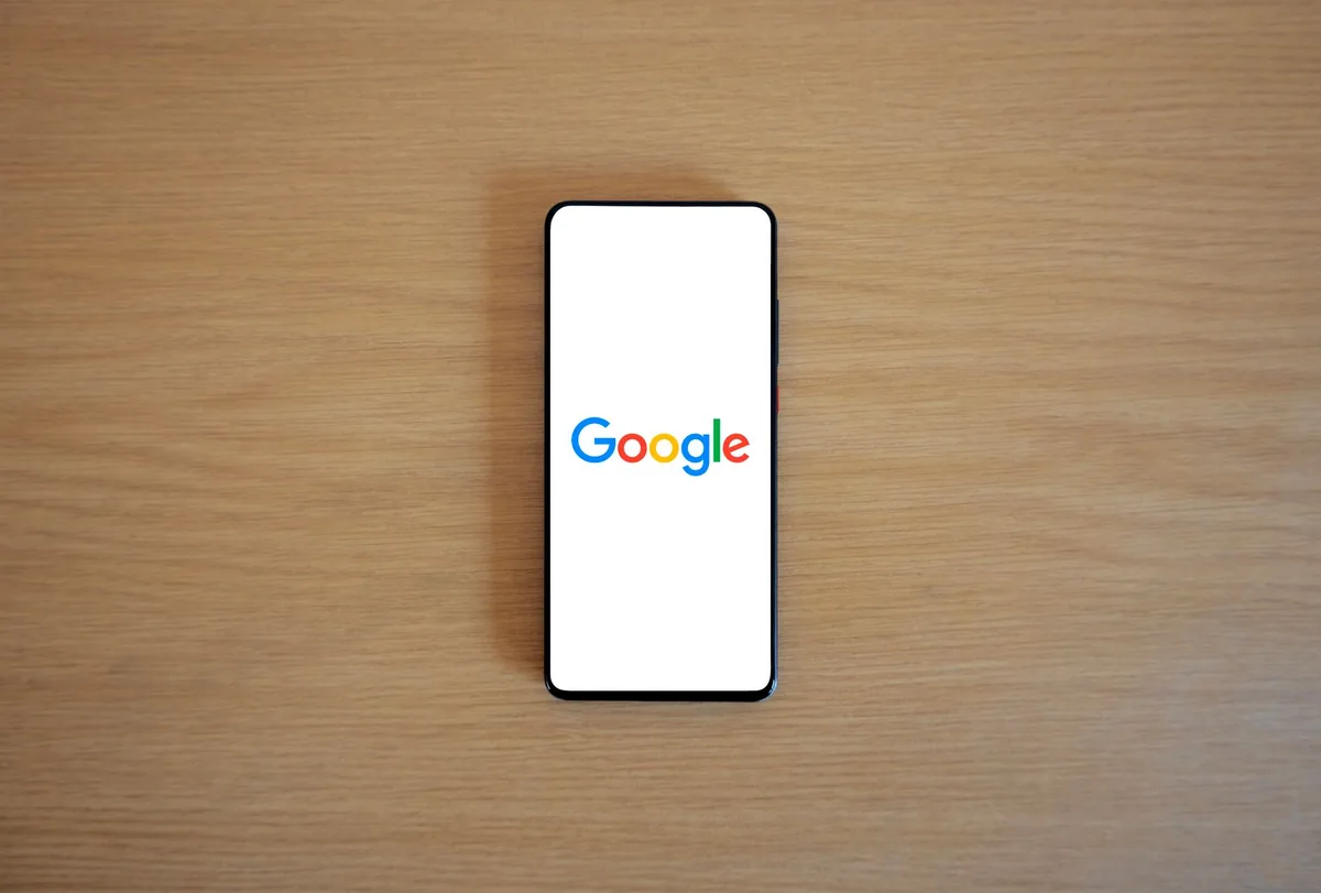 smartfon ze stroną google na drewnianym stole — Samsung Galaxy A11 — czego przy tym sprzęcie nie zrobimy