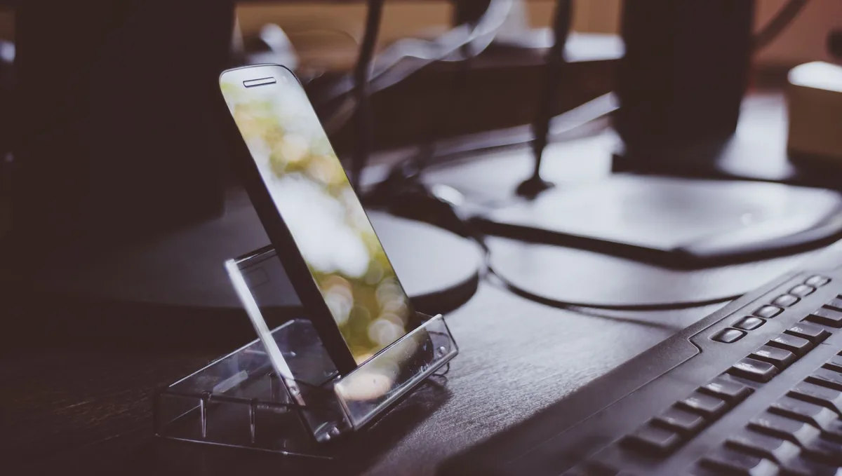smartfon na podstawce obok klawiatury — Samsung Galaxy A15 5G poza naszym warsztatem — gdzie szukać pomocy