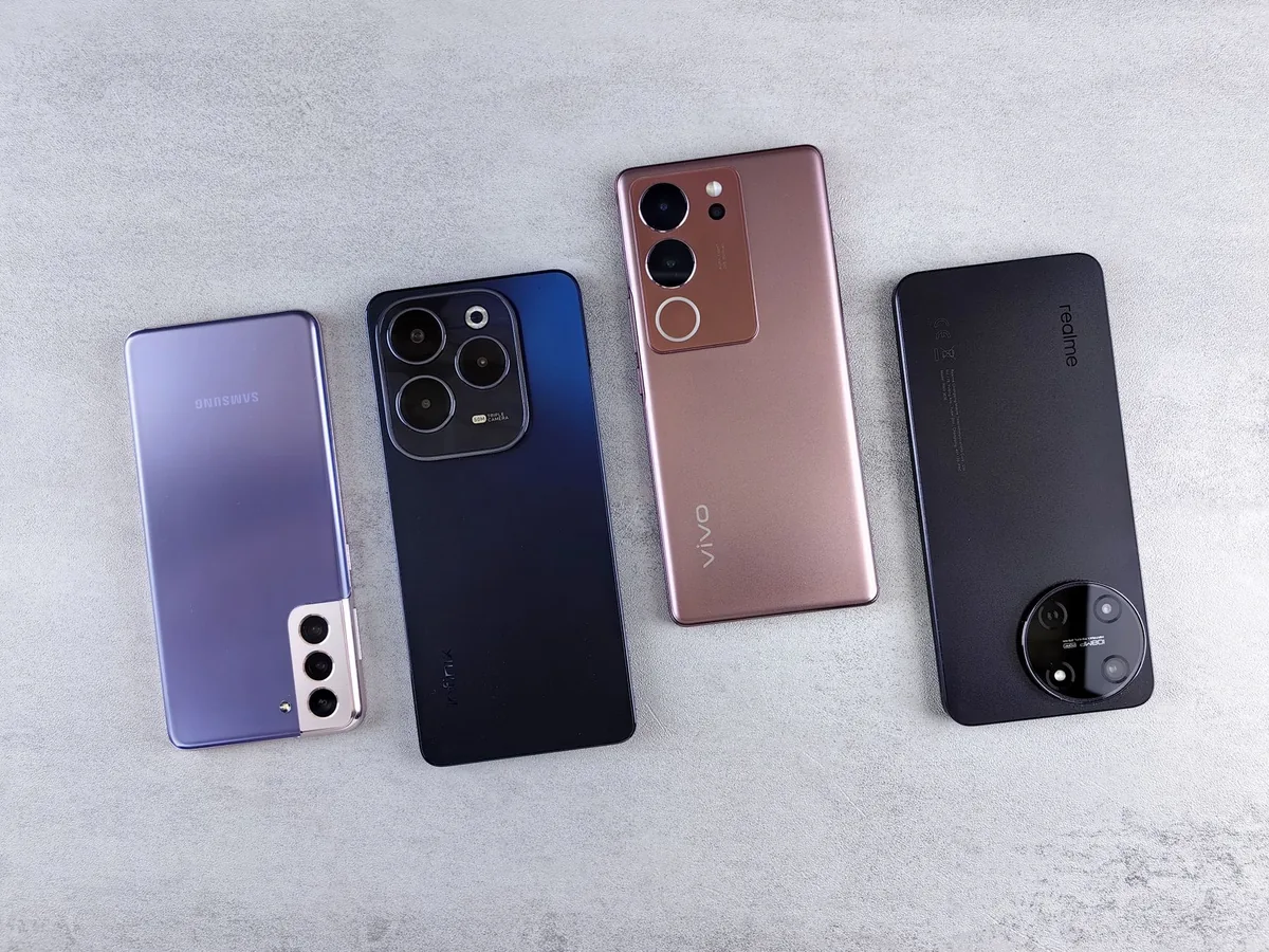 cztery kolorowe smartfony ułożone na białym tle — Samsung Galaxy A20s w zgłoszeniu — jak odpowiadamy i co radzimy