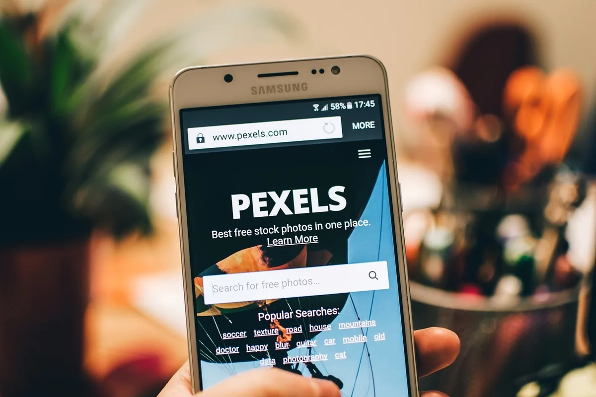 nowoczesny smartfon Samsung z otwartą przeglądarką internetową — Samsung Galaxy A21s — czego przy tym sprzęcie nie zrobimy